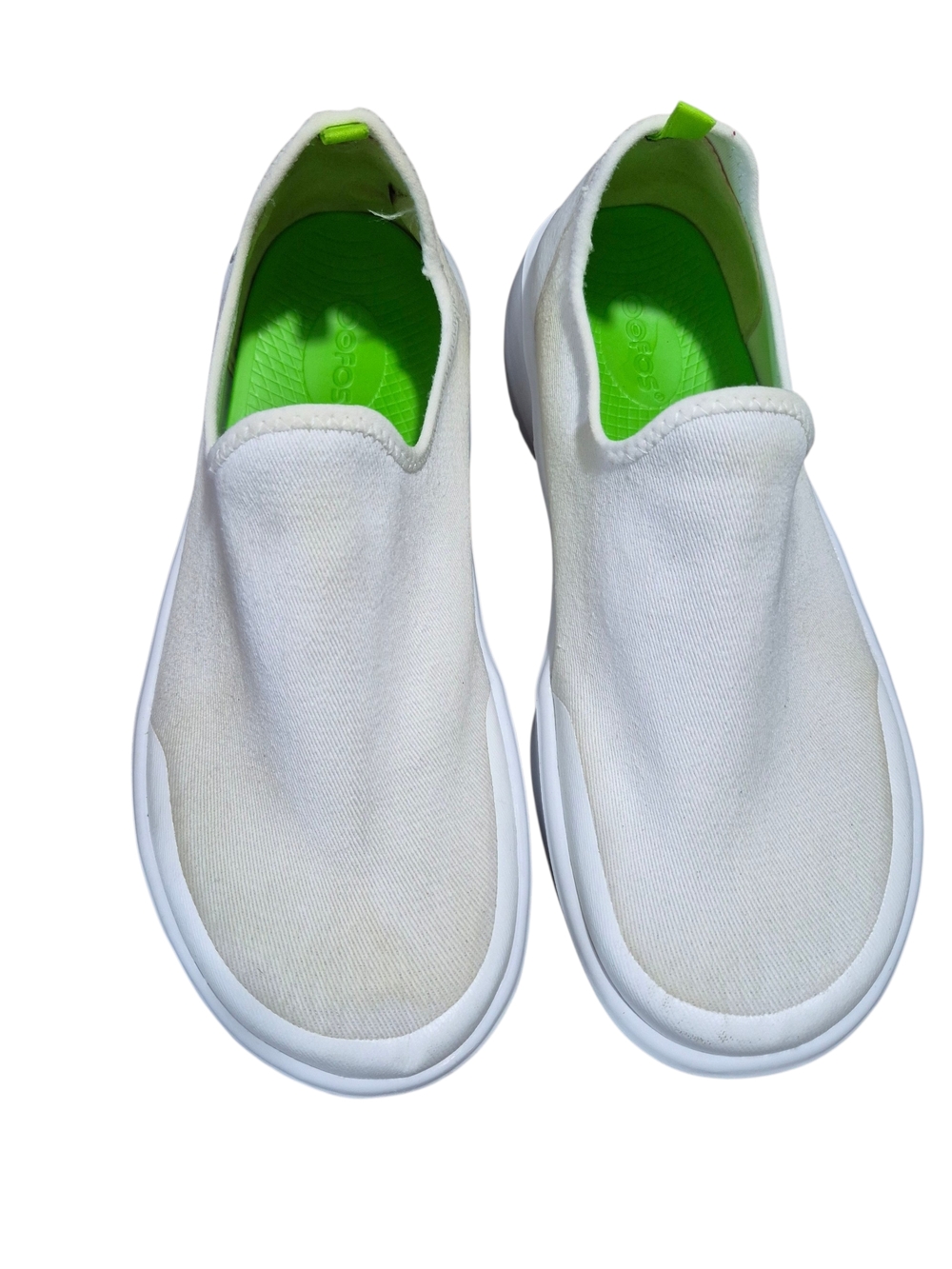 OOFOS OOmg eeZee Low recovery slip-on shoe.